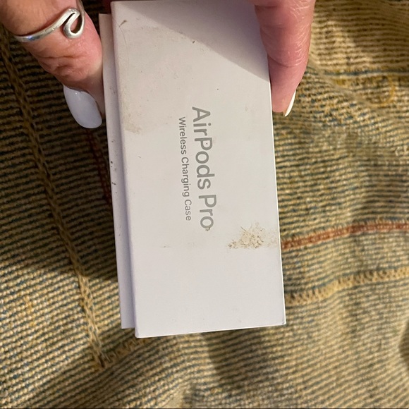 Apple air pod pros. - Picture 5 of 8